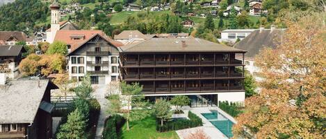 Piscine couverte, 2 piscines extérieures, parasols de plage