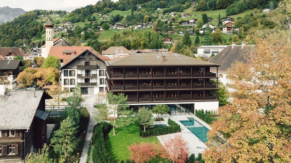 Innenpool, 2 Außenpools, Sonnenschirme, Liegestühle