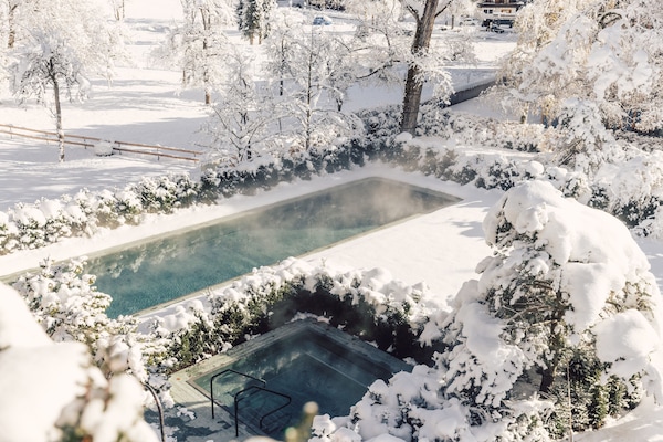 Sisäuima-allas ja 2 ulkouima-allasta avoinna 6.30–22.00, aurinkovarjoja