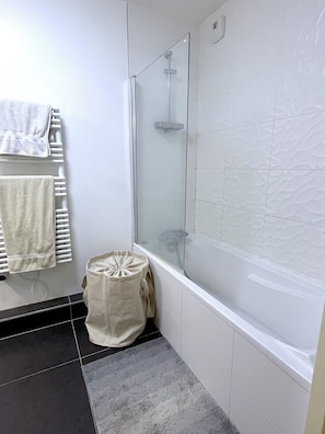Haartrockner, Handtücher, Toilettenpapier