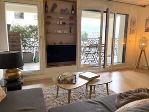 Smart TV, libri, impianto stereo, stampante