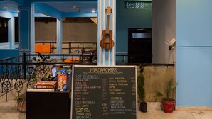 A menu board for Madpackers with a ukulele decoration. - Madpackers Udaipur (Udaipur)