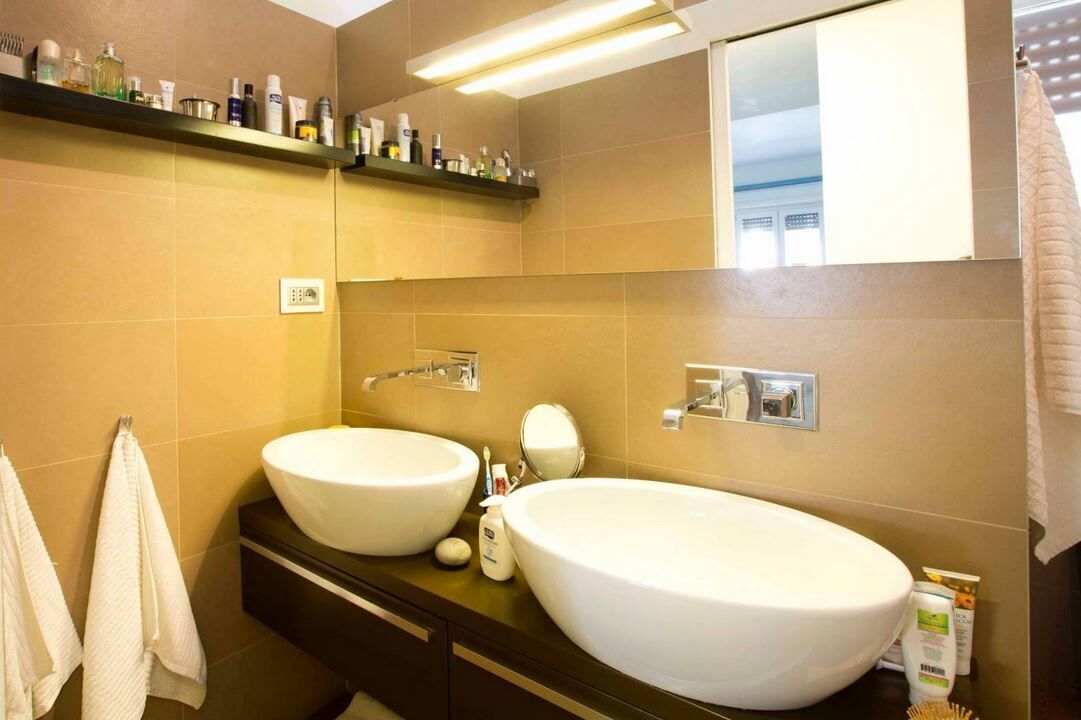 Sèche-cheveux, bidet, serviettes fournies, savon