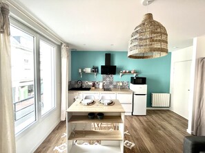 Kjøleskap, mikrobølgeovn, kaffetrakter/tekoker og kjøkkenutstyr