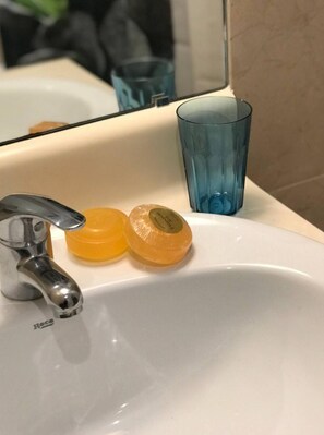 Secador de cabelo, toalhas de banho, sabonete, papel higiênico