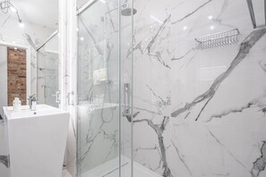 Classic Studio Suite | Bathroom | Shower, towels, soap, shampoo