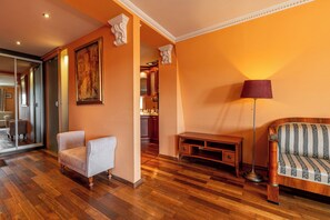 City Studio Suite | 1 bedroom, iron/ironing board, free WiFi, bed sheets