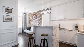 シティ アパートメント | 専用簡易キッチン | 冷蔵庫、コンロ、電気ポット、調理器具と食器