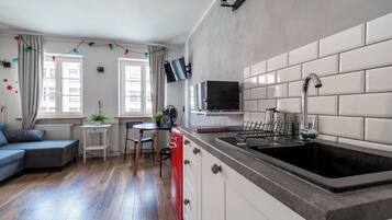 Refrigerador, placa de cocina, tetera/pava eléctrica