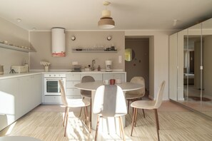 Appartamento Comfort | Angolo cottura privato | Frigorifero, piano cottura, bollitore elettrico