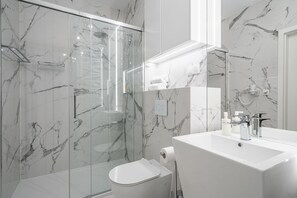 City Apartment | Bathroom | Shower, towels, soap, shampoo