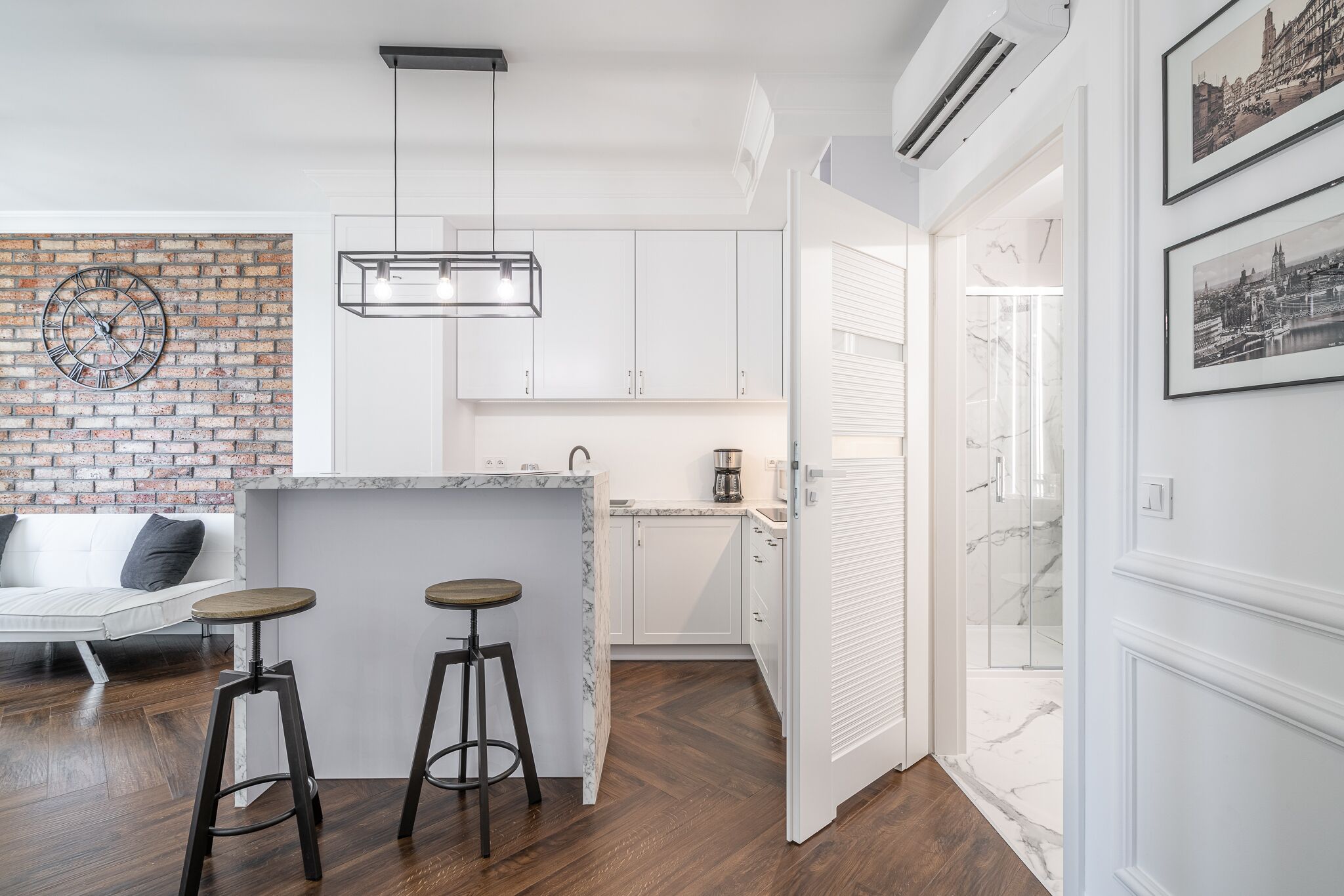 Apartemen Kota | Dapur kecil pribadi | Lemari es, kompor, ketel listrik, dan peralatan masak/sendok-piring