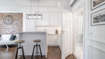 Apartemen Kota | Dapur kecil pribadi | Lemari es, kompor, ketel listrik, dan peralatan masak/sendok-piring