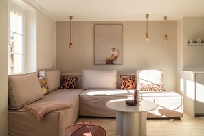 Leilighet – comfort | Oppholdsrom | En 37-tommers Flatskjerm-TV med digitale kanaler