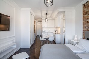 Classic Studio Suite | 1 bedroom, iron/ironing board, free WiFi, bed sheets