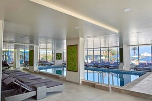 Piscine intérieure, 2 piscines extérieures, parasols, chaises longues