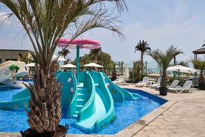 Piscina interna, 2 piscinas externas, guarda-sóis, espreguiçadeiras