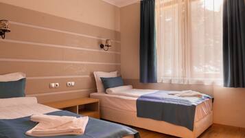 Deluxe appartement, 2 slaapkamers, uitzicht op tuin | 1 slaapkamer, een minibar, een bureau, een strijkplank/strijkijzer