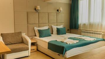 Minibar, escritorio, tabla de planchar con plancha y wifi gratis