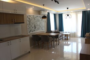 Apartamento Deluxe, 2 habitaciones, vistas al jardín | Minibar, escritorio, tabla de planchar con plancha y wifi gratis