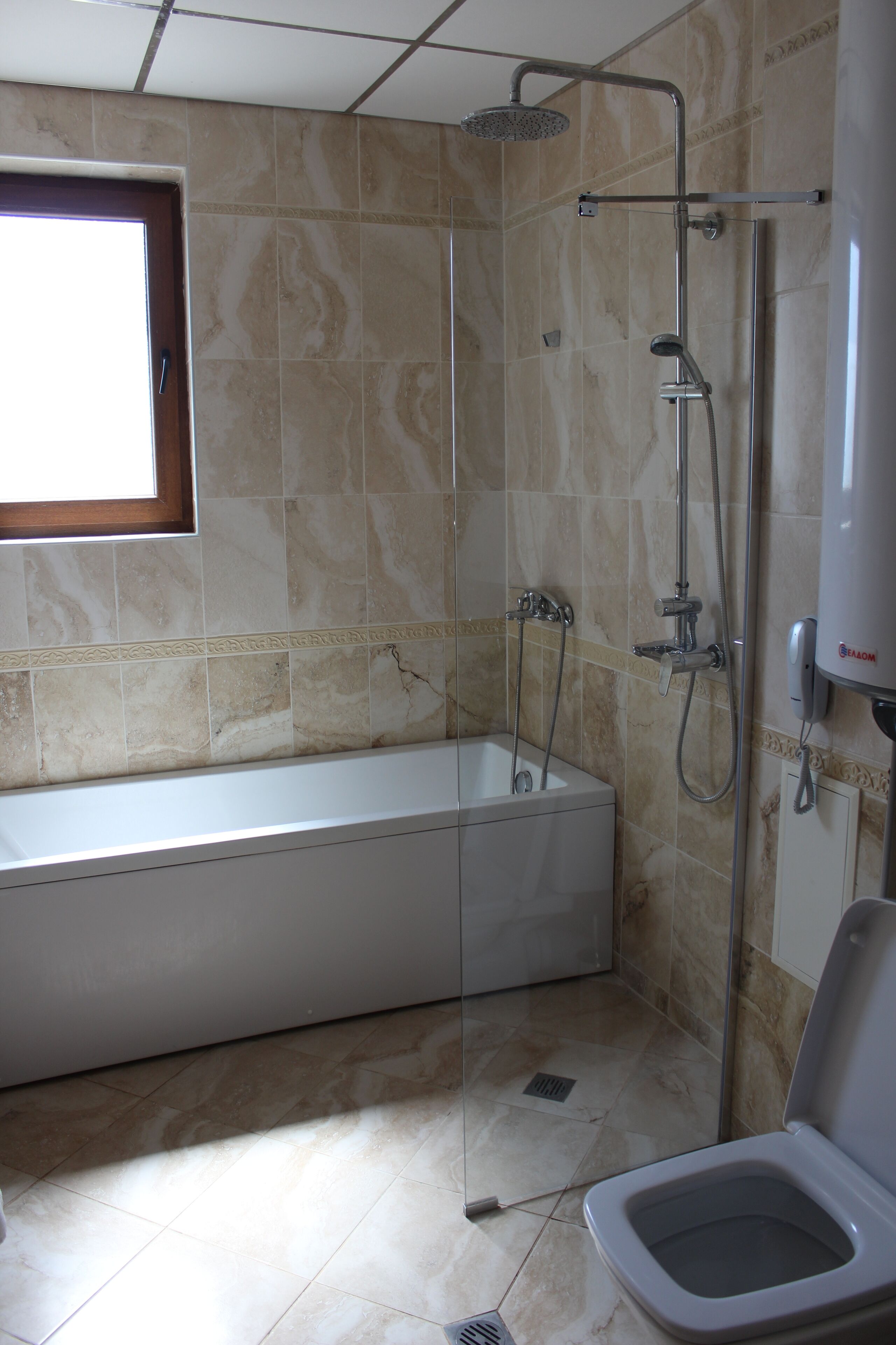 Une salle de bain avec une baignoire, une douche et des toilettes.