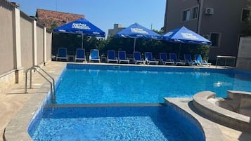 Piscina stagionale all'aperto, ombrelloni da piscina, lettini