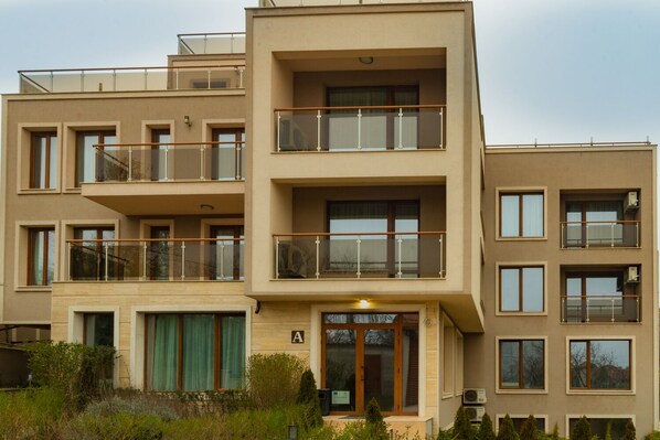 Front of property - Vemara City Apart Hotel (Varna)