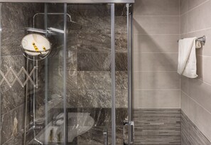 Amenidades de baño gratuitas, secadora de cabello, toallas 