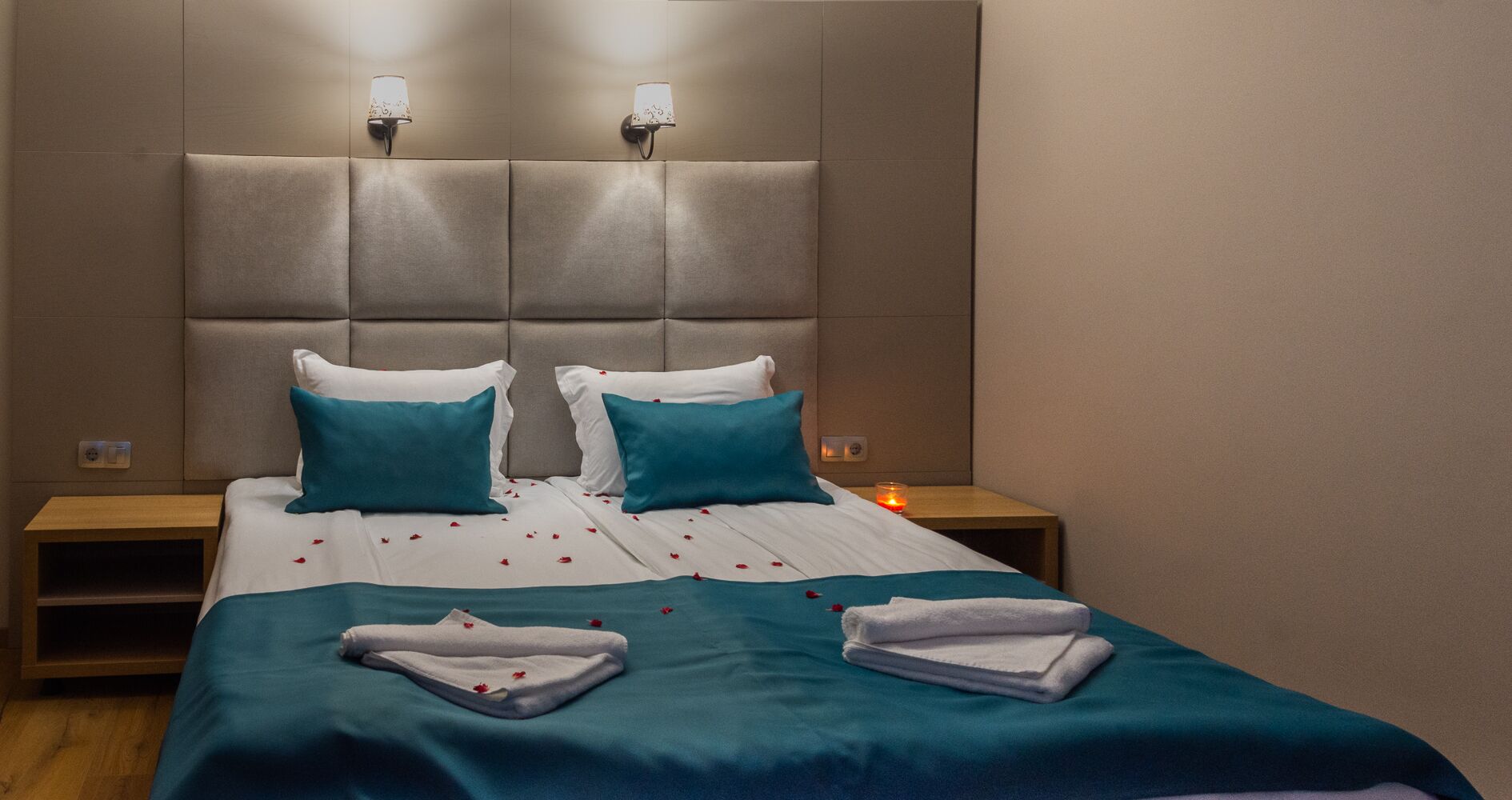 Minibar, escritorio, tabla de planchar con plancha y wifi gratis 