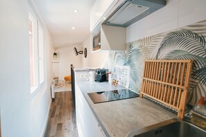 Parrilla de estufa, cafetera y tetera, tetera eléctrica y tostadora 