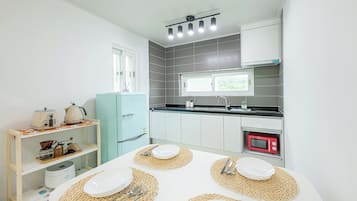 Deluxe-Haus | Eigene Küche | Kühlschrank, Mikrowelle, Wasserkocher mit Kaffee-/Teezubehör