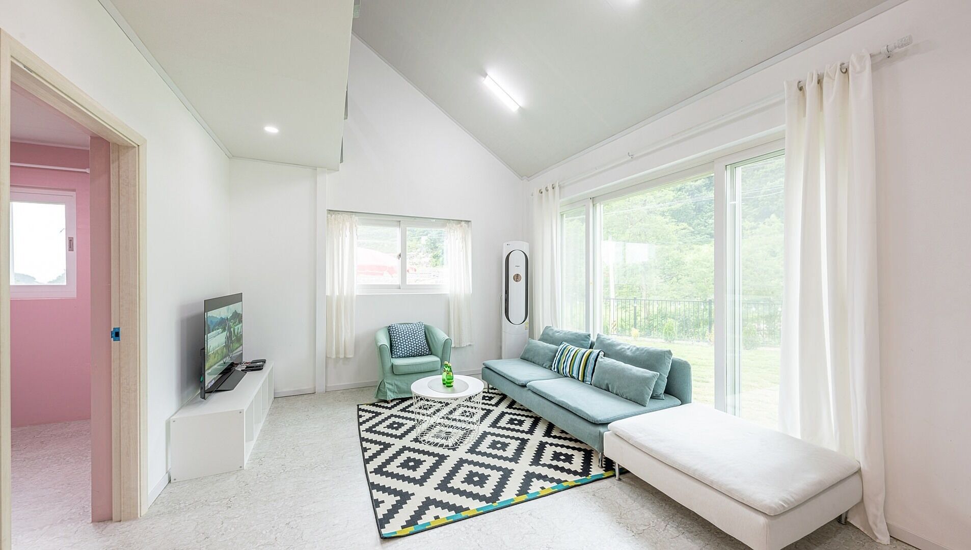 Casa familiar | Espacio para trabajar con un portátil y sistema de insonorización