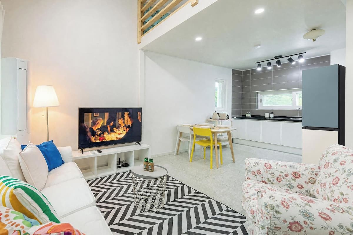 Deluxe House | Laptop workspace, soundproofing, WiFi (free), bed sheets