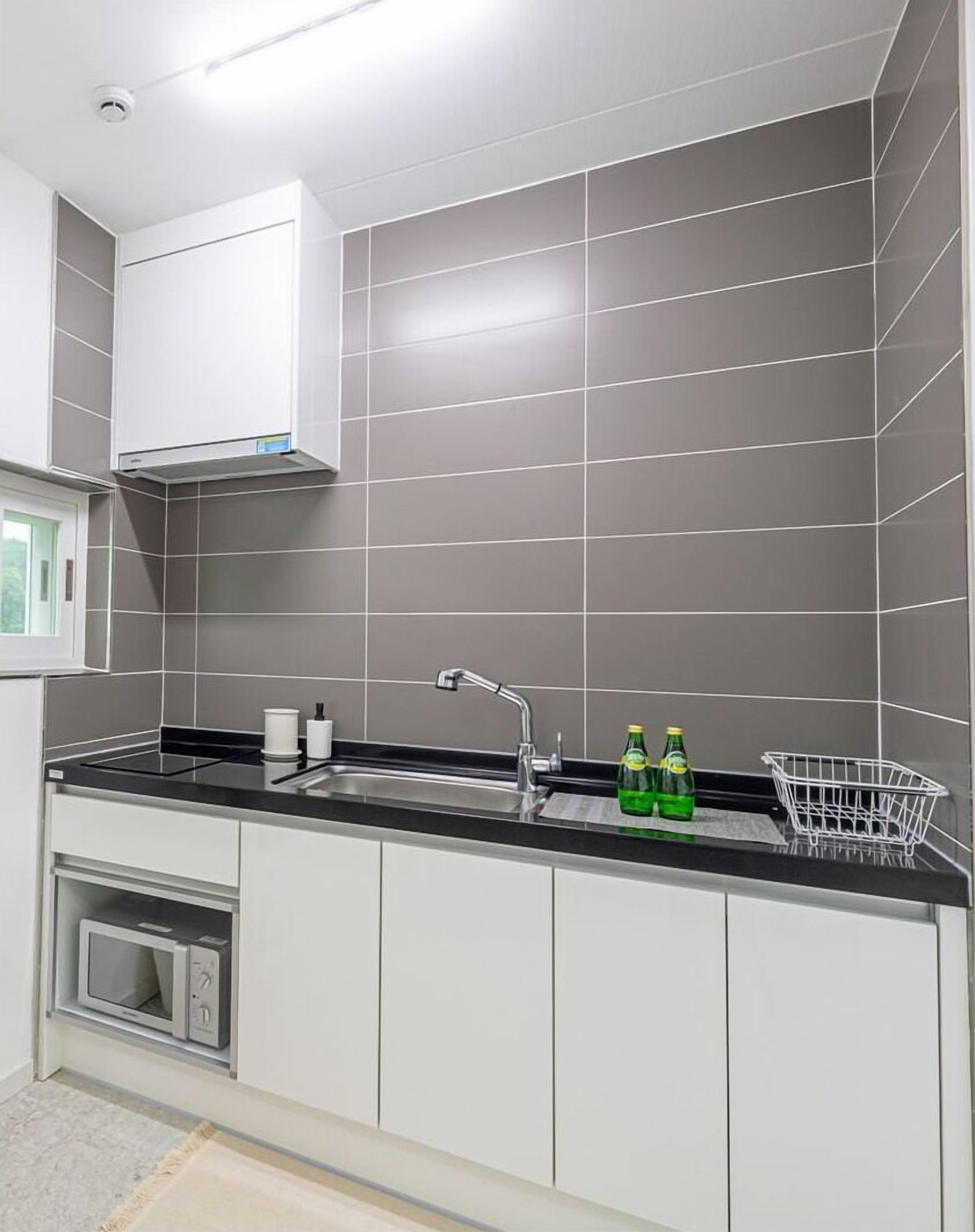 Basic House | Private kitchen | Coffee/tea maker, fridge, microwave, electric kettle