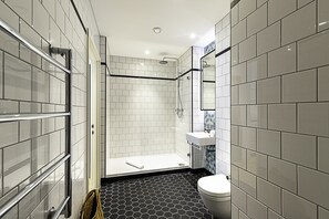 Bathroom - Chic Studio Living in London City Island (London)
