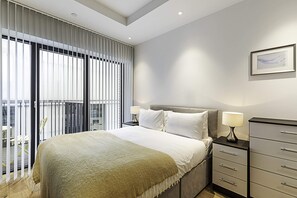 1 bedroom, iron/ironing board, bed sheets - Chic Studio Living in London City Island (London)