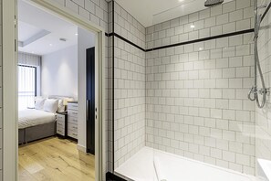 Basic Apartment | Bathroom | Shower, hair dryer, towels, soap - Chic Studio Living in London City Island (London)