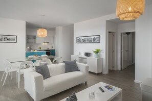 Casa básica, vista para o mar | Área de estar | TV
