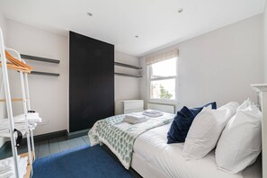 Basic Apartment | 3 bedrooms, iron/ironing board, bed sheets - Colourful Southfields Charm (London)