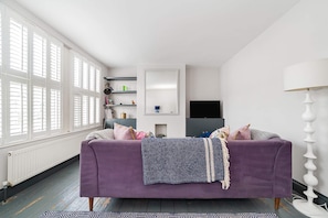 Apartamento básico | Área de estar | TV