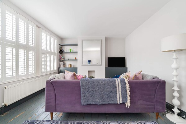 Basic Apartment | Living area | TV - Colourful Southfields Charm (London)