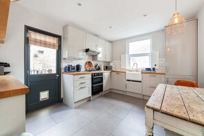 Basic Apartment | Private kitchen | Fridge, microwave, oven, stovetop - Colourful Southfields Charm (London)