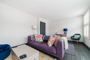Basic Apartment | Interior - Colourful Southfields Charm (London)