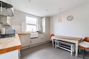 Basic Apartment | Private kitchen - Colourful Southfields Charm (London)