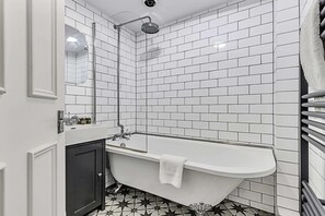 Basic Apartment | Private kitchen | Fridge, oven, stovetop, electric kettle - The Shepherd's Bush Hideaway (London)