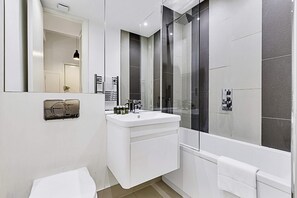 Apartamento básico | Baño | Bañera, secador de pelo, toallas y jabón