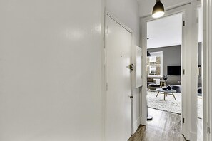 Basic Apartment | Interior - Chic 1 Bedroom Oasis Near Paddington (London)