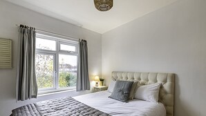 Basic House | 4 bedrooms, iron/ironing board, bed sheets - Gorgeous 4-bed Home With a Fireplace and Terrace (London)