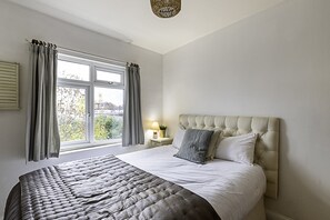 베이직 하우스 | 4 개의 침실, 다리미/다리미판, 침대 시트