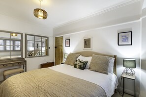 Basic House - Gorgeous 4-bed Home With a Fireplace and Terrace (London)